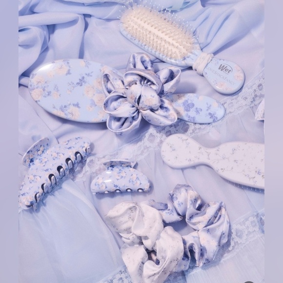 NWT Wet Brush x LoveShackFancy Hair Brush & Goody x LoveShackFancy Accessory Set - Picture 2 of 2